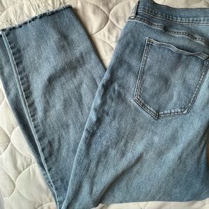 Old Navy perfect straight midrise with frayed hem size 18
